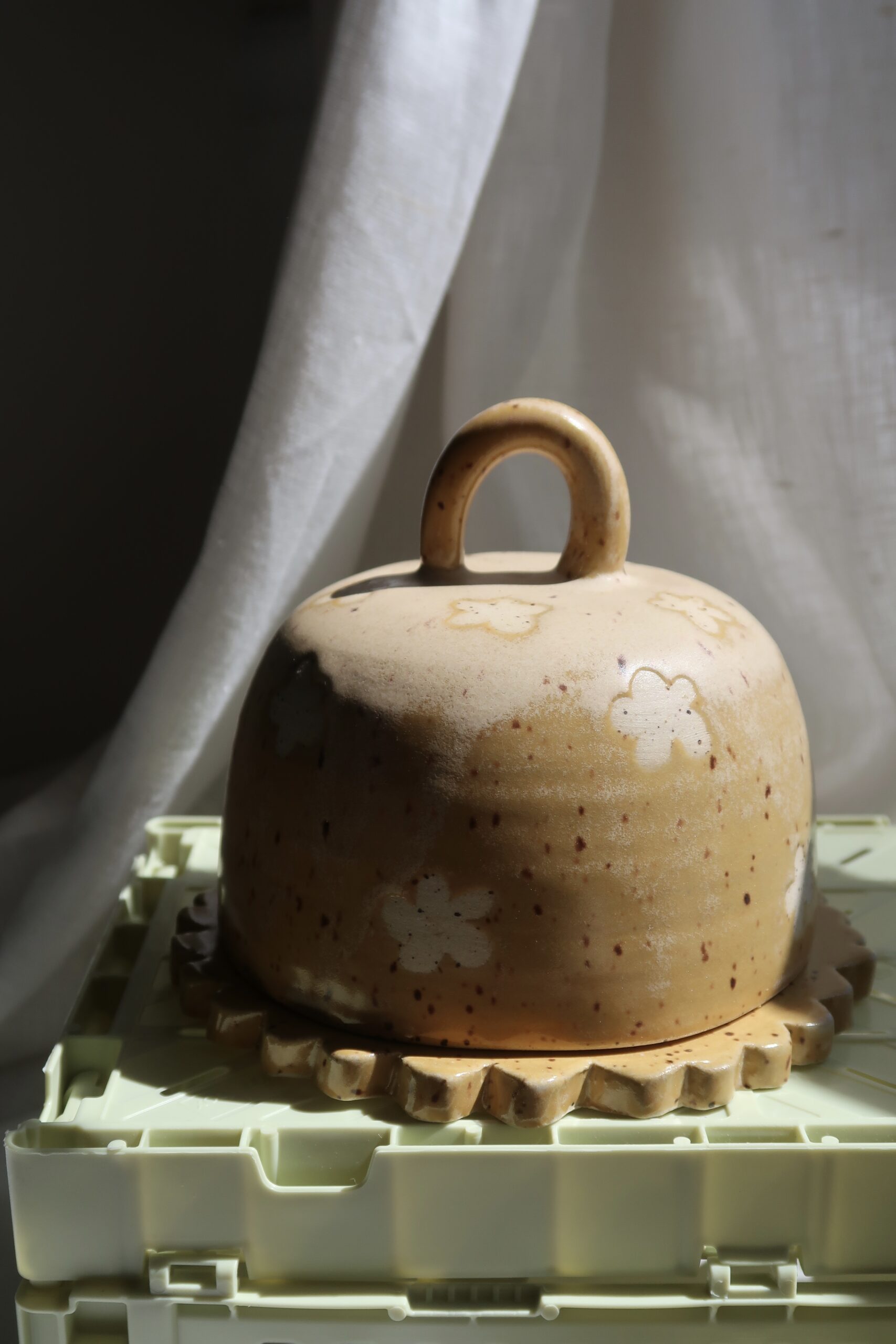 Popcorn pattern butter dish